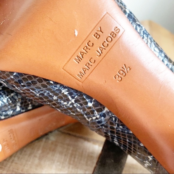 Marc by Marc Jacobs Logo Plaque Pumps - Picture 9 of 11